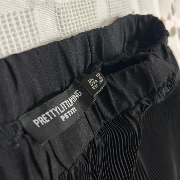 PrettyLittleThing Petite BLACK Plisse Set - Picture 6 of 7